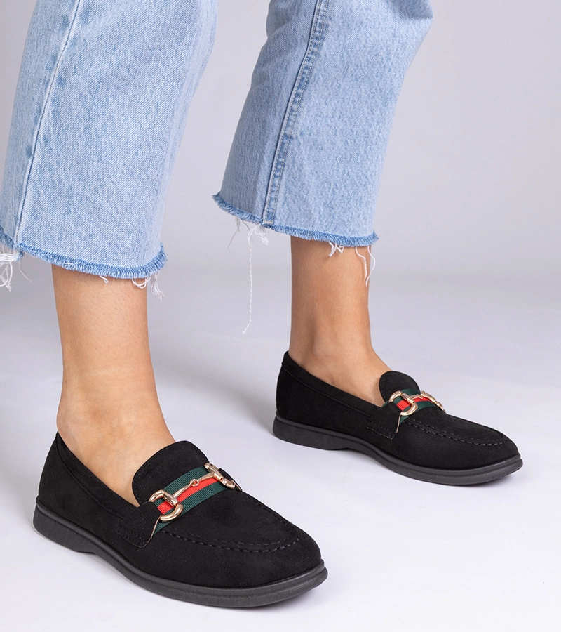 Čierne mokasíny z eko-semišu so zlatou ozdobou Daliana