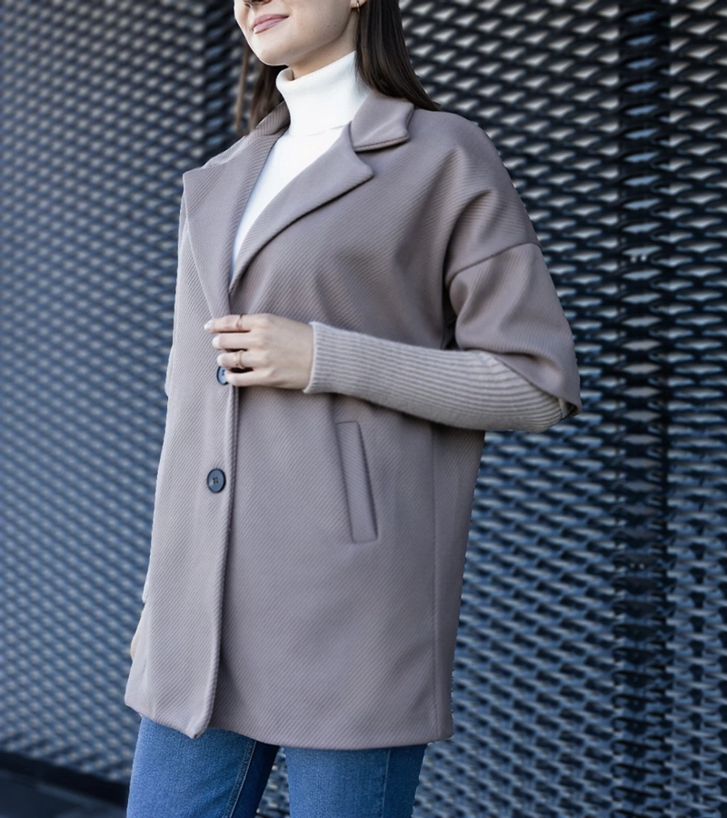 Ciemnobeżowy płaszcz ze sweterkowymi rękawami Sameha po słowacku to: 

"Tmavobežový kabát s pletenými rukávmi Sameha."