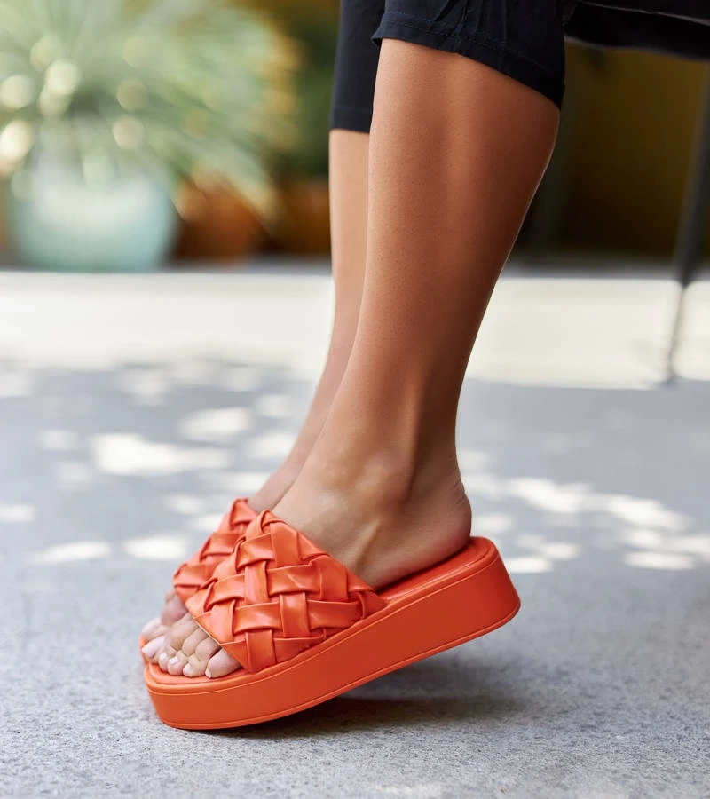 Oranžové žabky na platforme od spoločnosti Colonnello