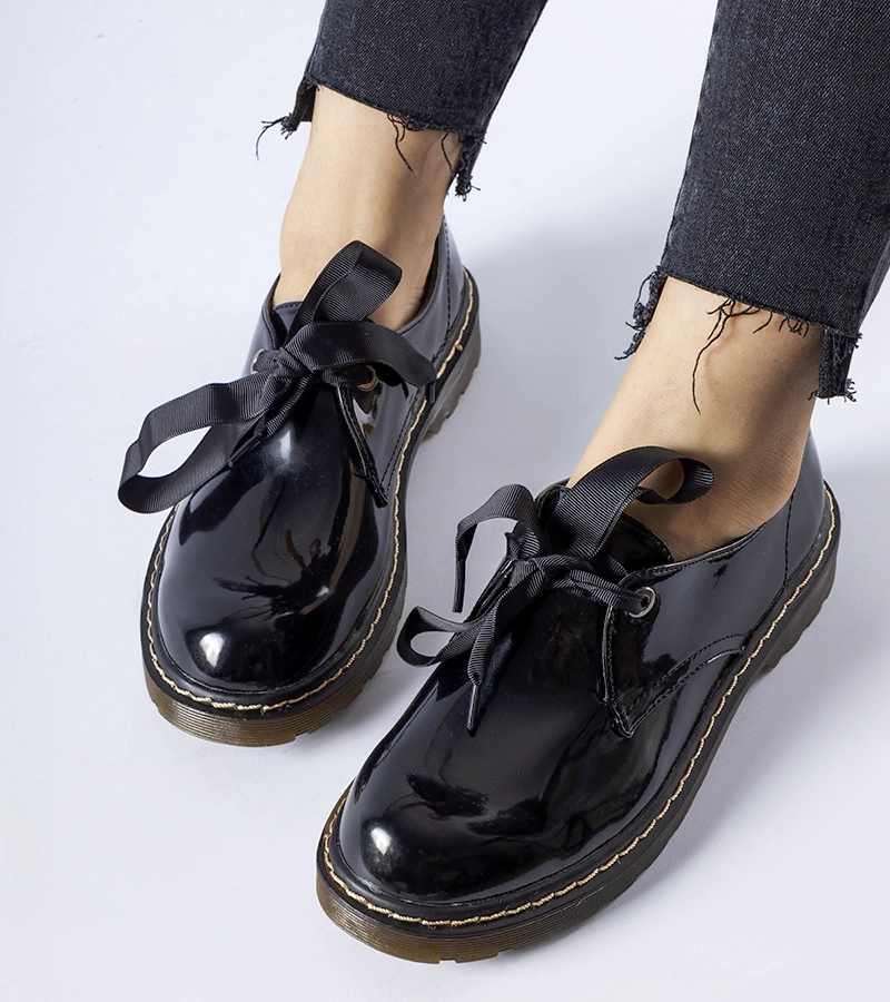 Čierne lakovane poltopánky s mašličkou Rodriguez