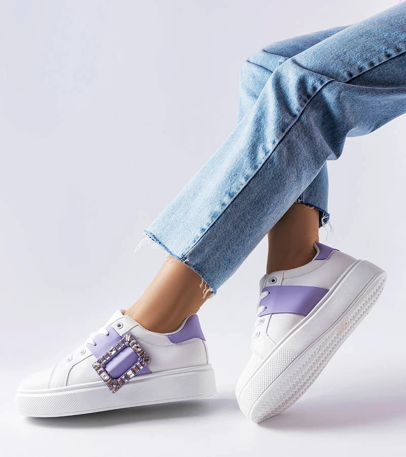 Biele tenisky zdobené fialovou prackou Ike