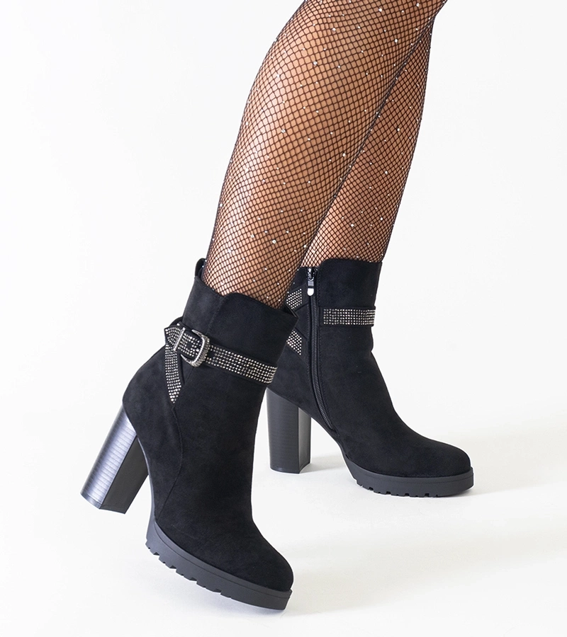 Čierne čižmy na podpätku zdobené zirkónmi z eko-zamszu Shaliba.