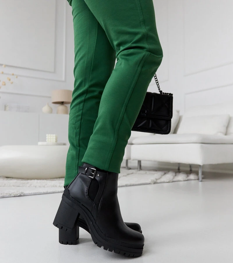 Čierne čižmy s nízkym opätkom a sponkou Favale