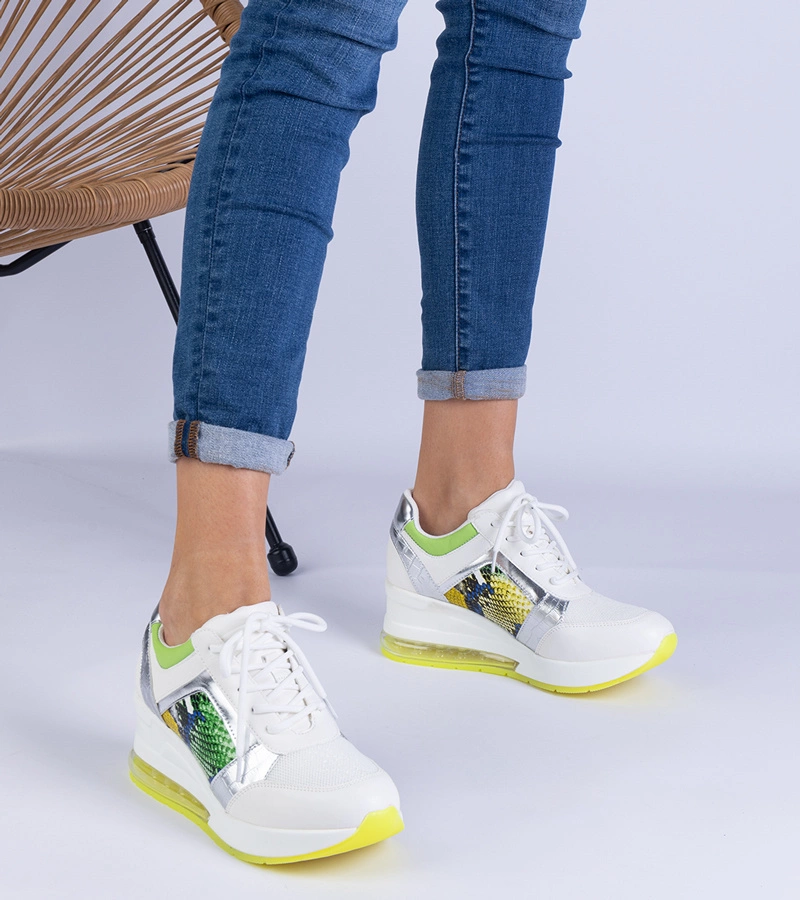 Dámske biele športové tenisky s farebným doplnkom Saleo