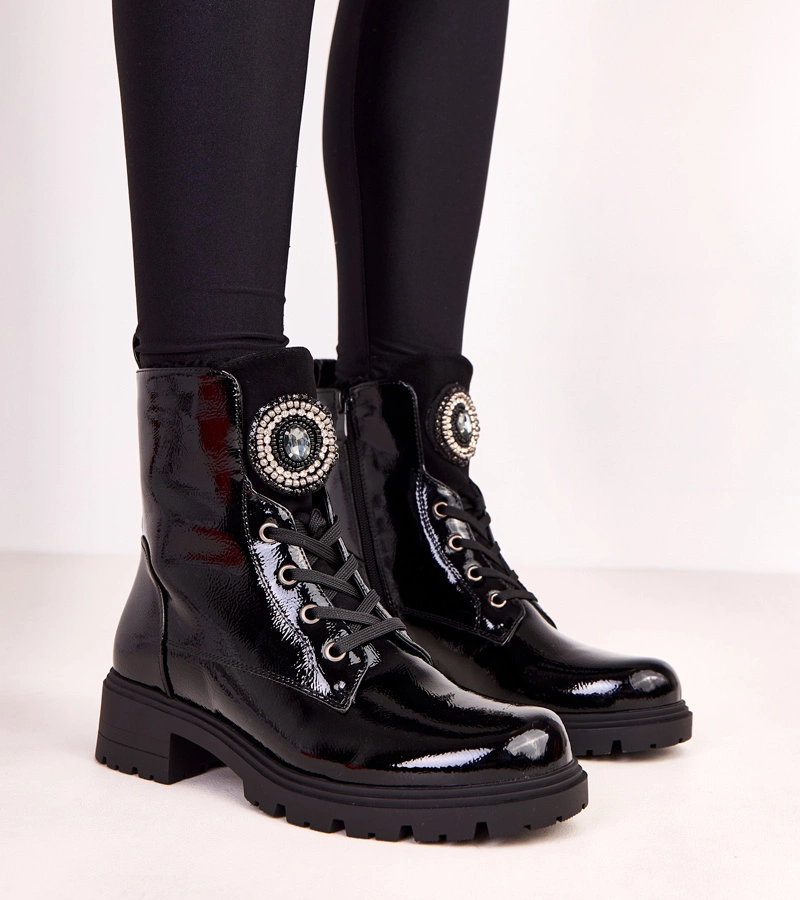 Lakované čierne topánky s ozdobou na jazyku Marrisa