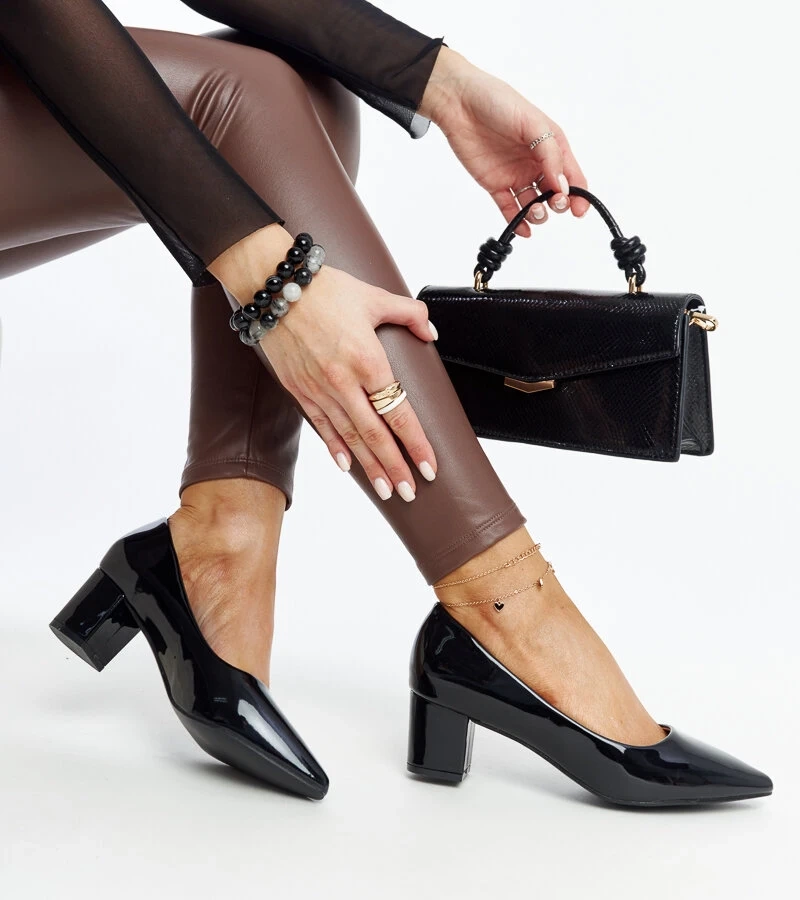 Čierne lakované lodičky na podpätku Ognjenka