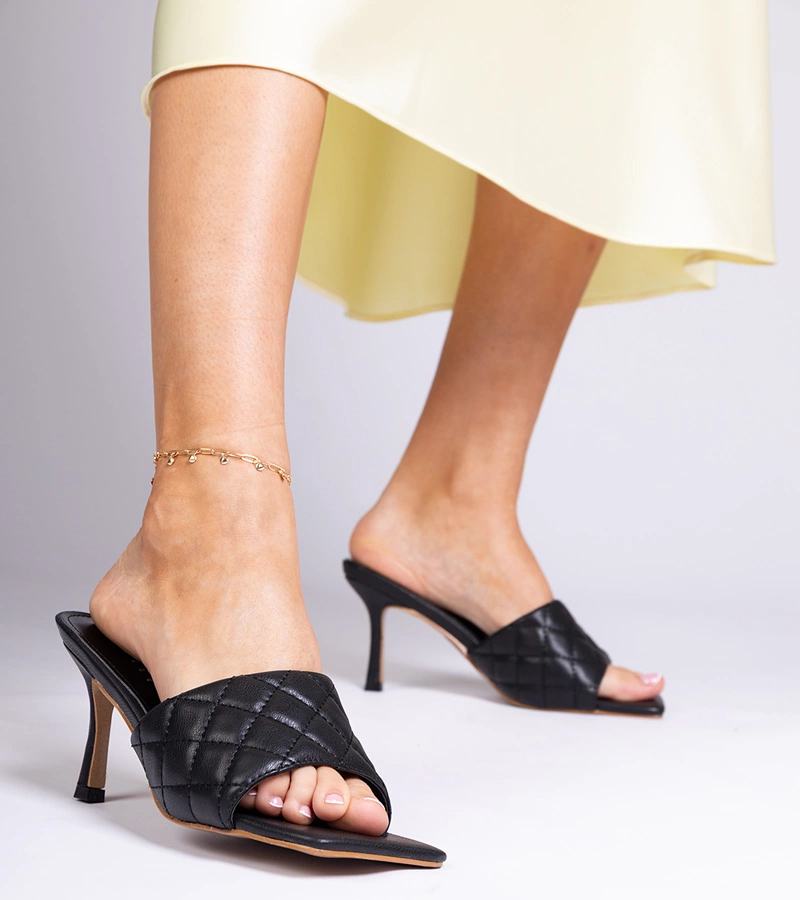 Penese čierne prešívané žabky na podpätku