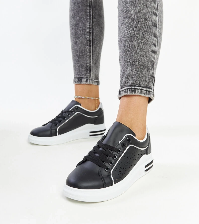 Čierne tenisky s priehľadnými otvormi so zorka brokátom