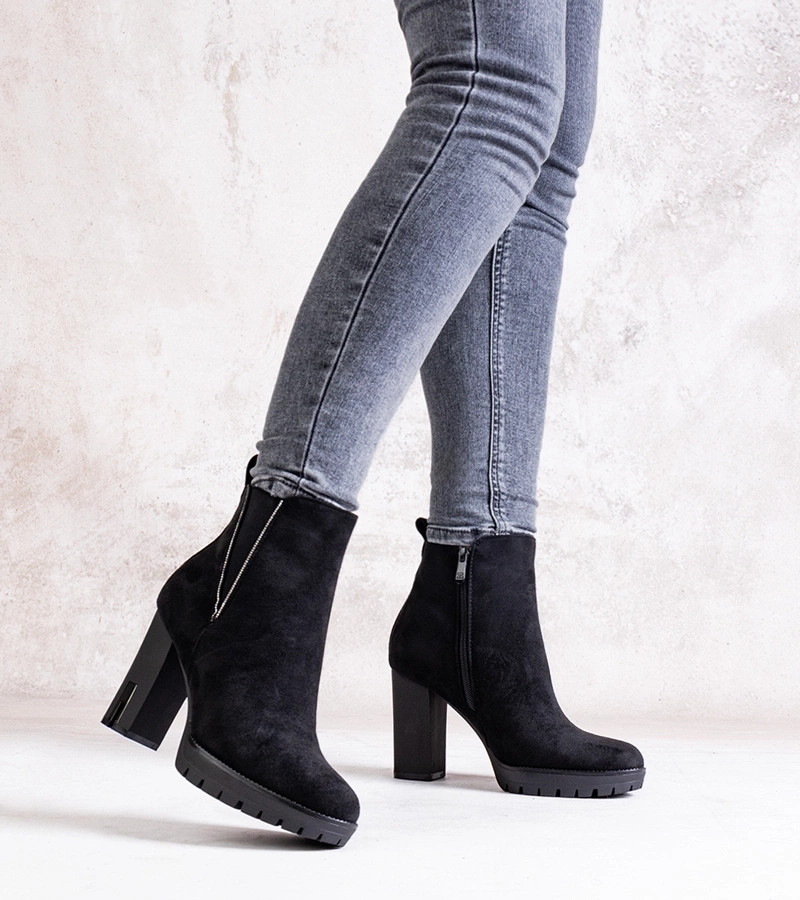 Čierne čižmy na podpätku s kryštálmi Hayet