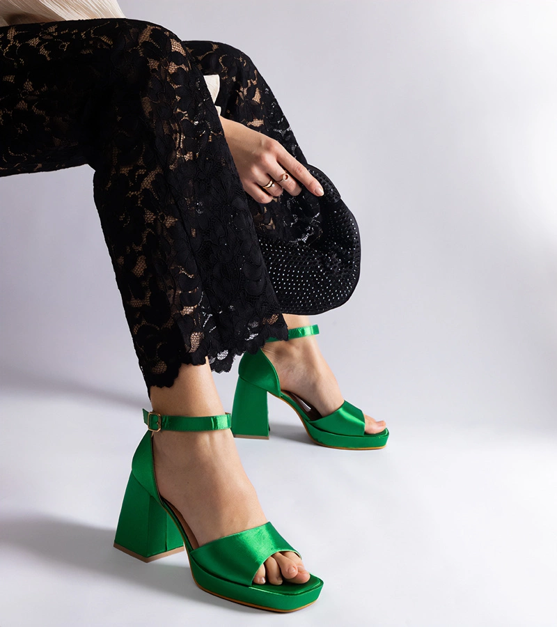 Zelené saténové sandále na masívnom opätku Saucedo