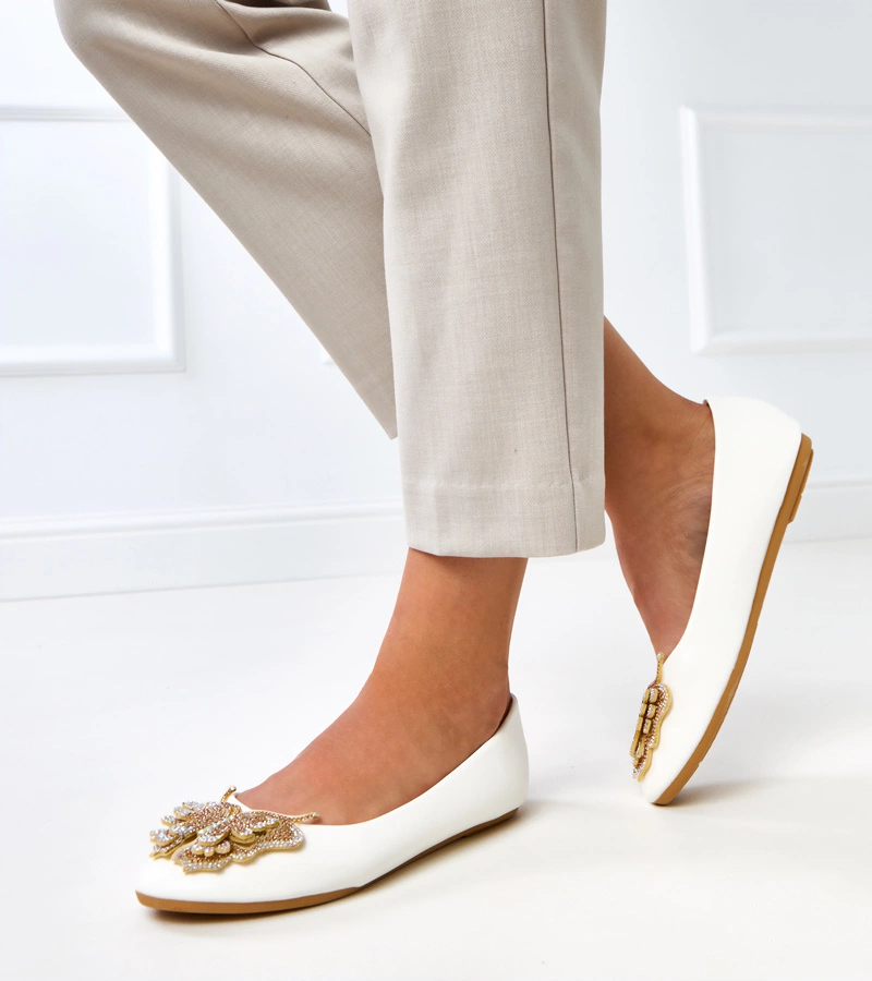 Biele balerínky s ozdobným motýľom Gruca