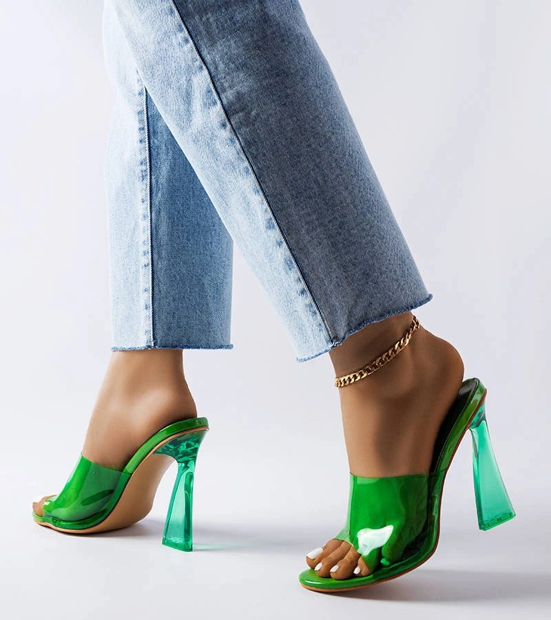 Zelené priehľadné žabky na príspevku Clichyho