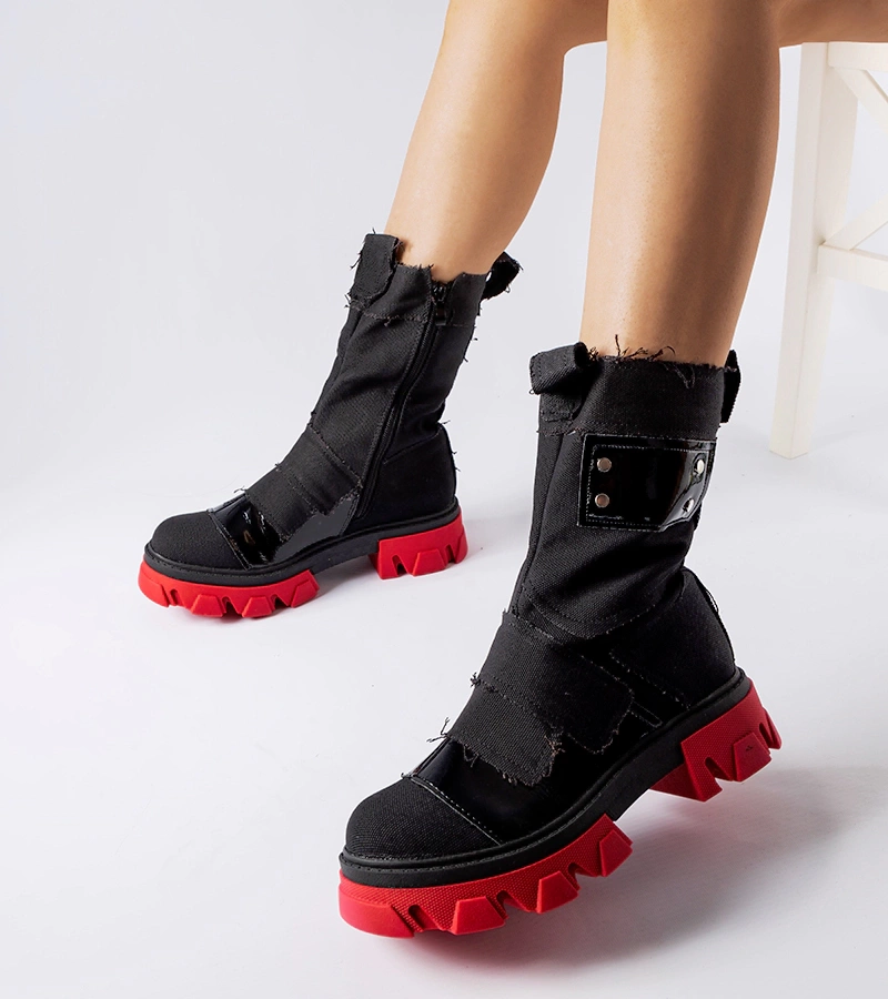 Čierne záplatované čižmy s červenou podrážkou Sabina