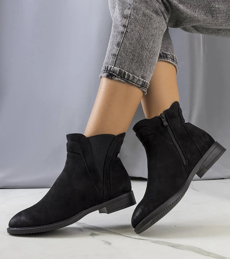 Čierna botki izolovaná Munira