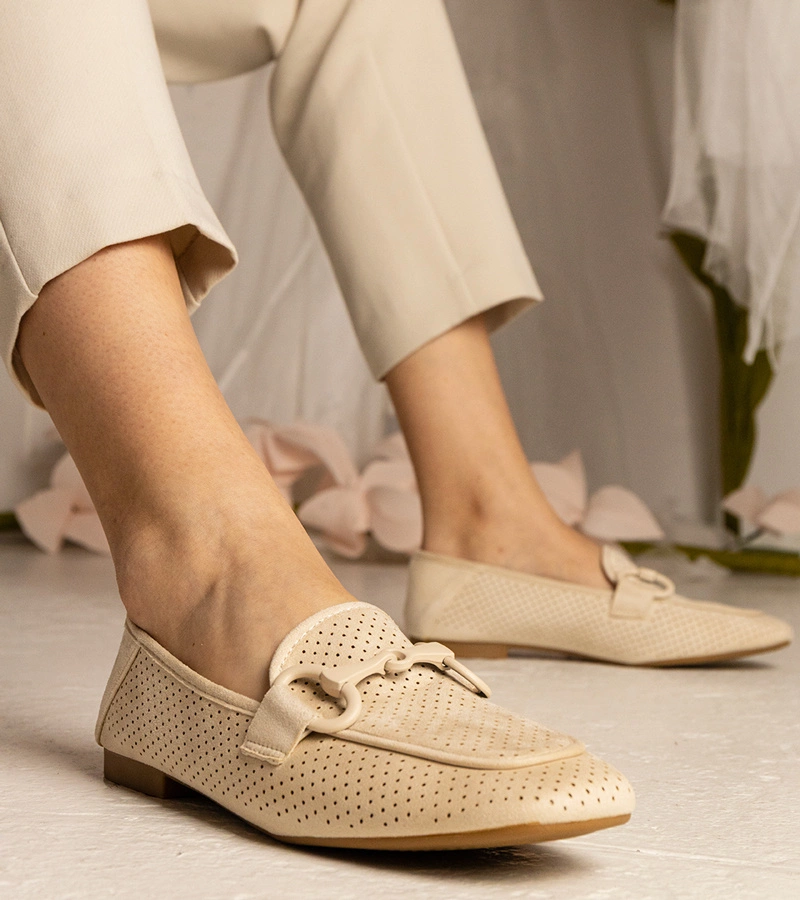 Béžové dámske mokasíny ažúrové s ozdobou Mensory