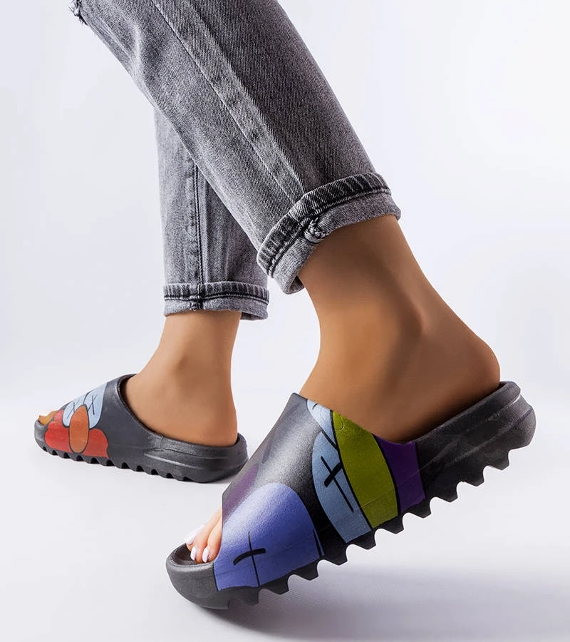 Čierne žabky s potlačou behúňa a Lindale