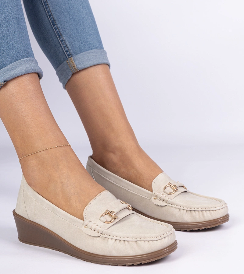 Béžové dámske mokasíny na klinovom podpätku s matnou úpravou Sambada