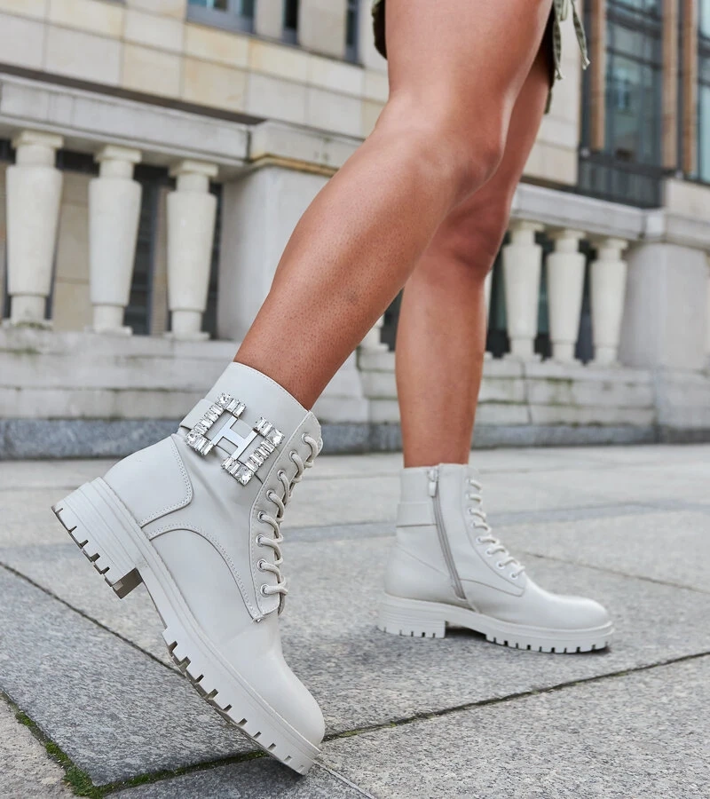Beige work boots with decorative zirconia Guevara