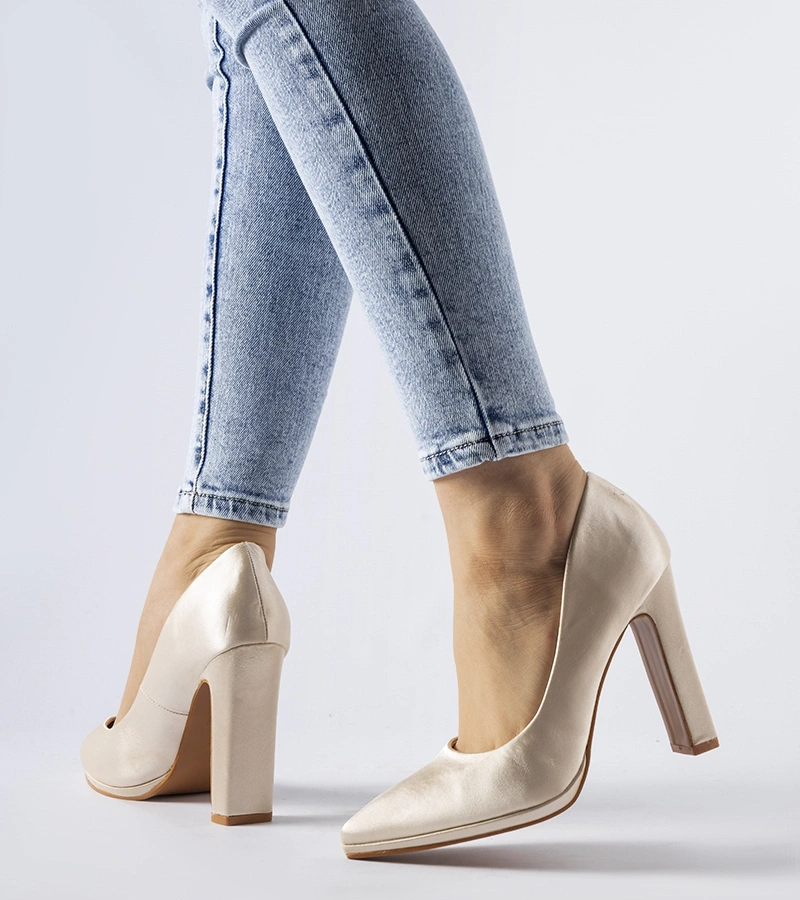 Béžové saténové čižmičky na sloupku Rivers