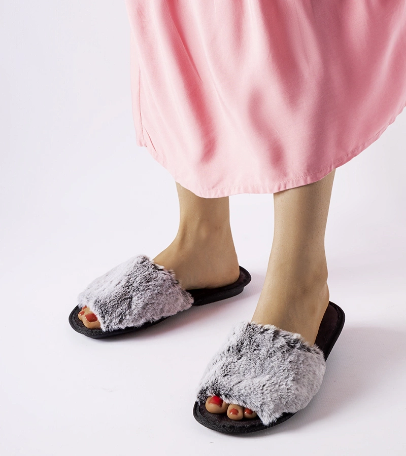 Čierne papuče so sivou kožušinou INBLU