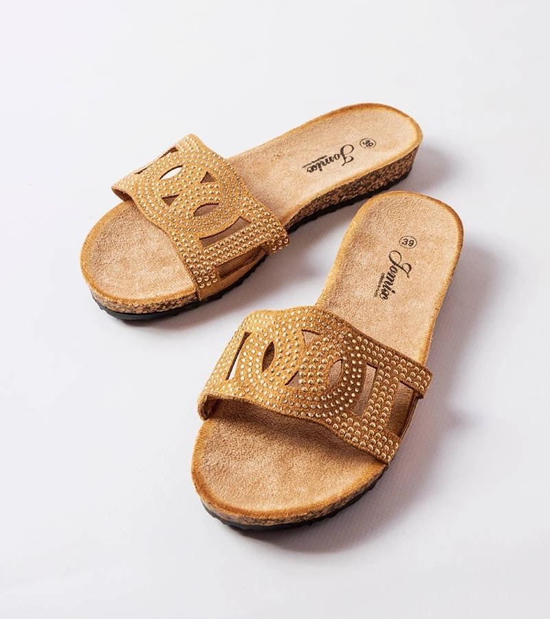 Hnedé žabky zdobené kamienkami Lagacé