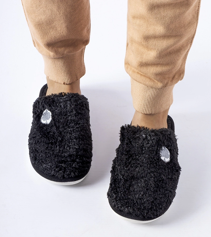 Čierne teplé papuče s nášivkou Alessio
