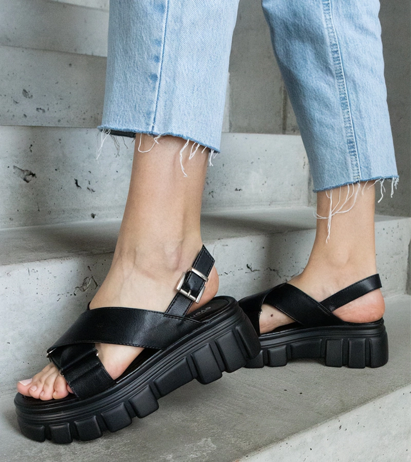 Čierne elegantné sandále na platforme Torriana.