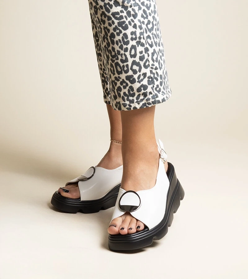 Biele platformové sandále s prackou Bayley