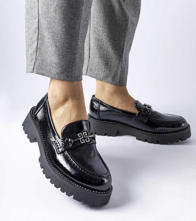 Čierne lakované mokasíny s kubíkmi Casine