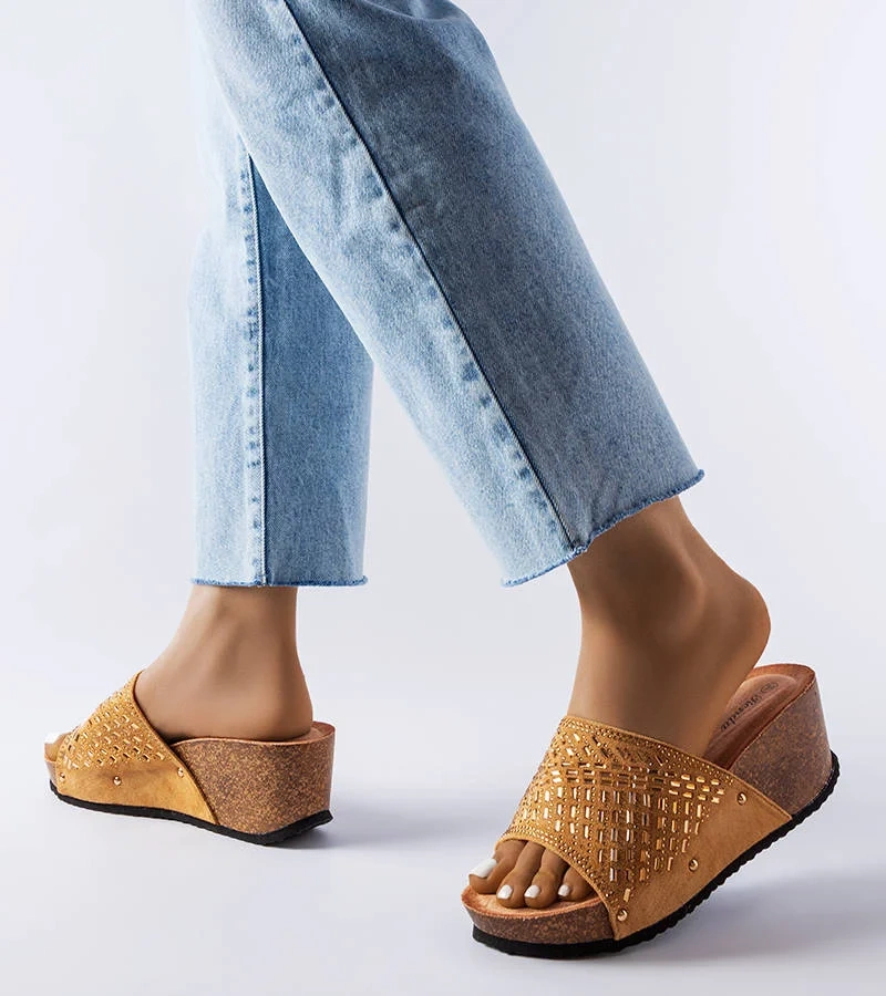 Tmavobéžové žabky Guymon na podpätku