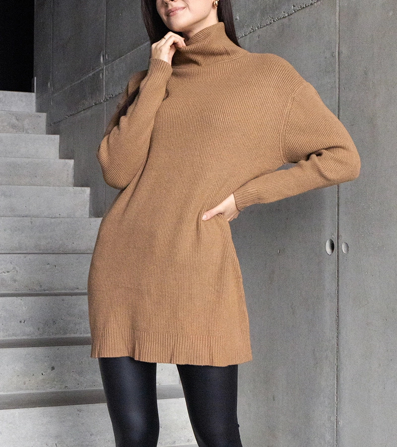 Dlhý hnedý mäkký sveter s rolákom Kali