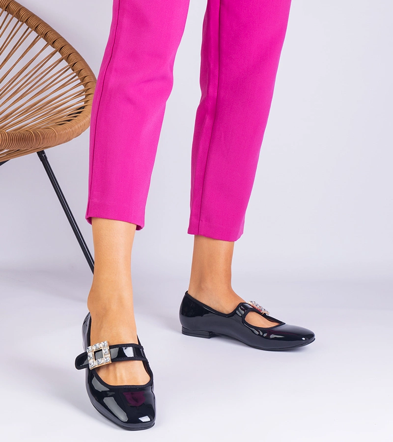 Čierne lakované baleríny zdobené sponou Furseda