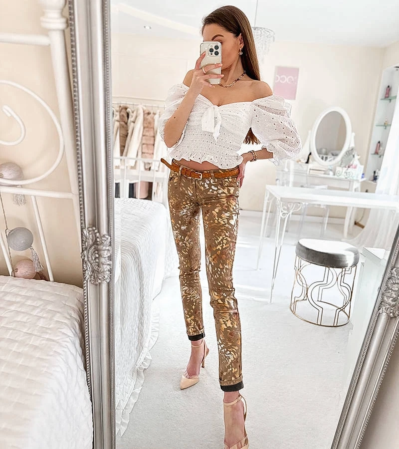 Béžové nohavice so zlatým panterom Lévesque