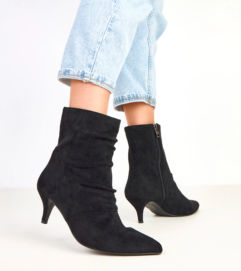 Čierne členkové topánky na nízkom podpätku s nariasením Karen