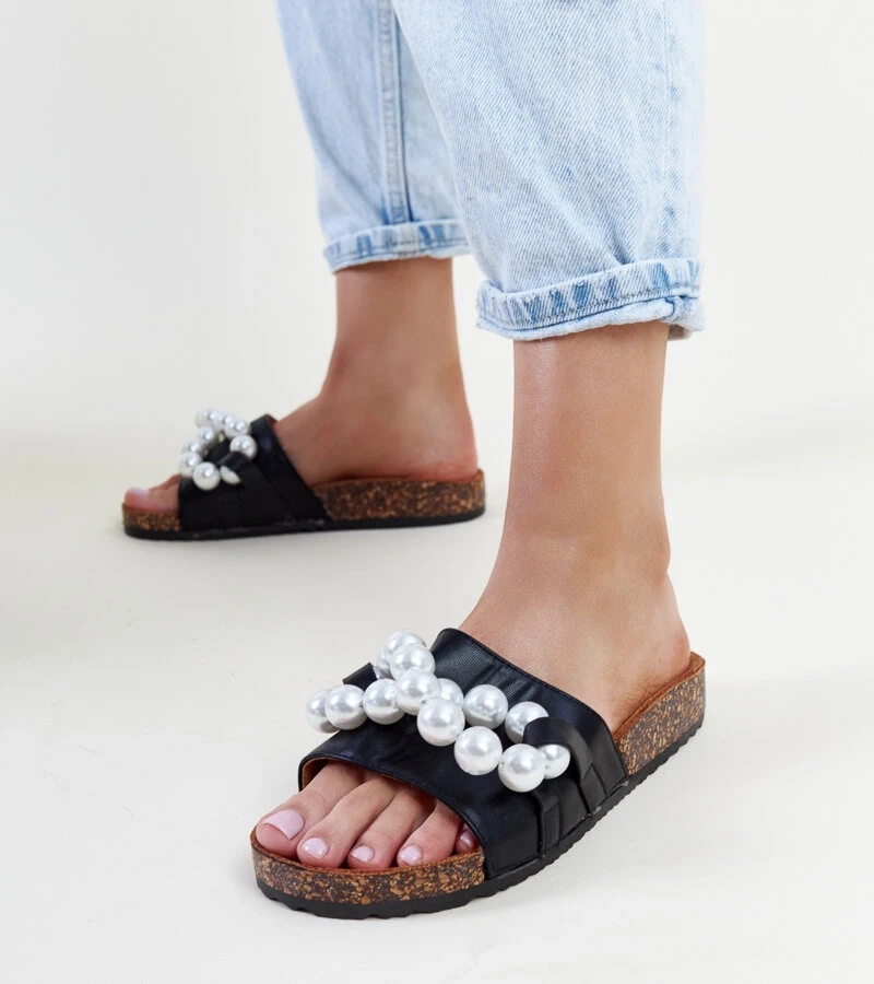 Čierne šľapky na korkovej podrážke s korálmi Zlatna