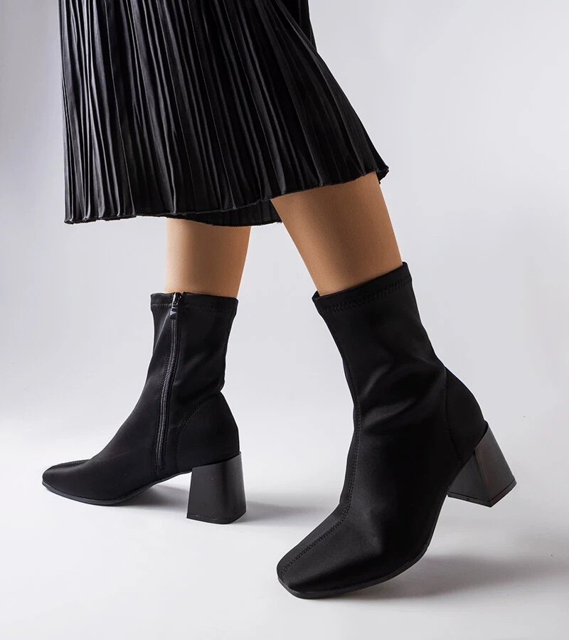 Čierne saténové čižmy na podpätku od spoločnosti Laforgen