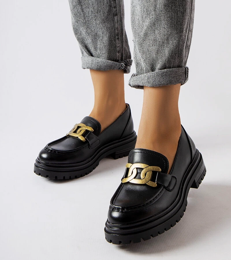 Čierne mokasíny zdobené sponou Schlanders.