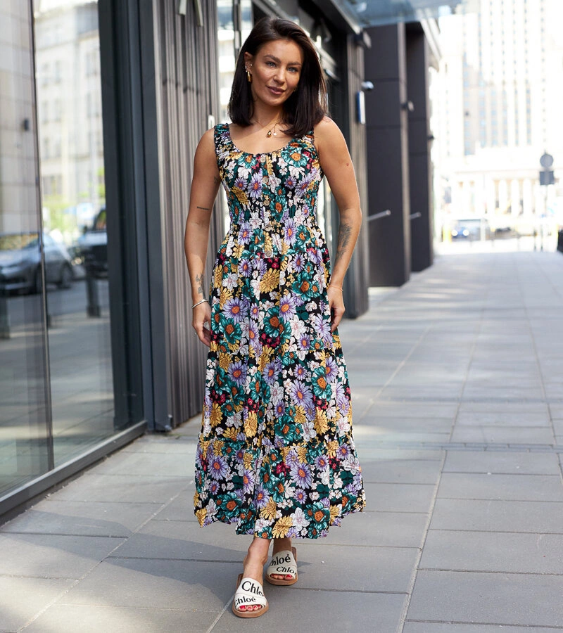 Čierna midi šaty s kvetmi od Harrit