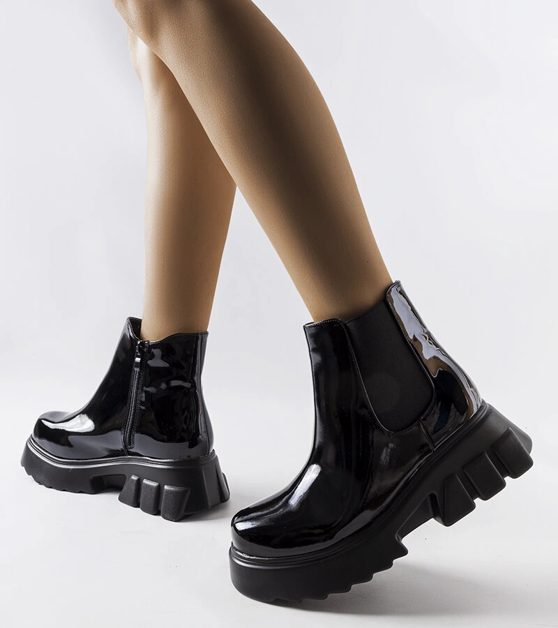 Čierne lakované zateplené topánky Delit