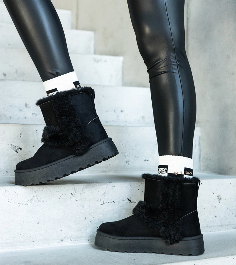 Čierne ekozamskové snehule na platforme zdobené kožušinou Peters.