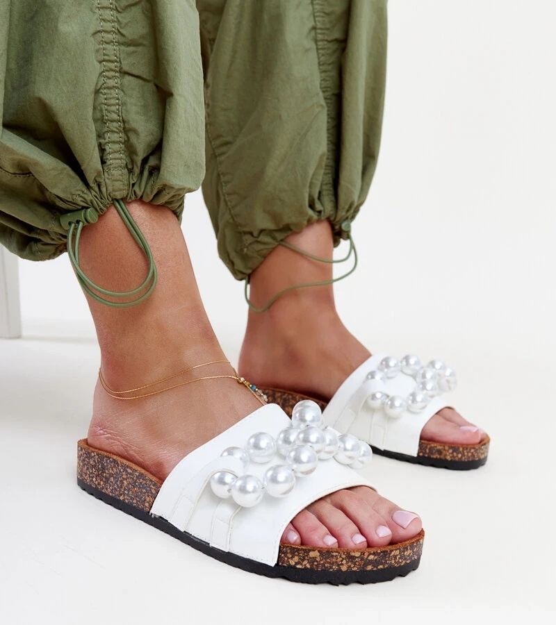 Biele šľapky na korkovej podrážke so korálmi Zlatna