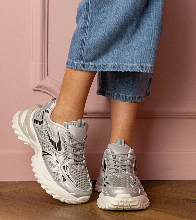 Strieborné športové tenisky na štýlovej podrážke Carina