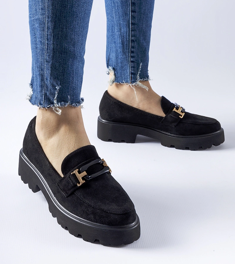 Čierne mokasíny zdobené sponkou Pisa