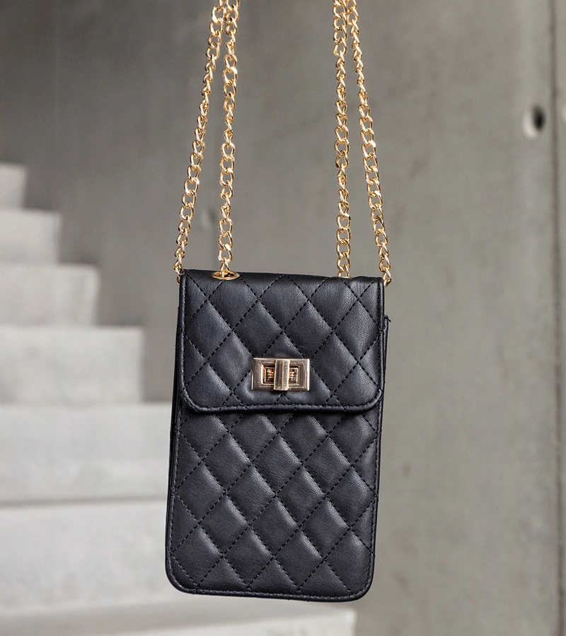 Čierna prešívaná ramenná taška Acres