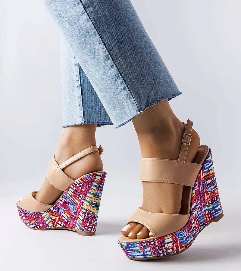 Béžové sandále s ozdobným podpätkom od Westtide