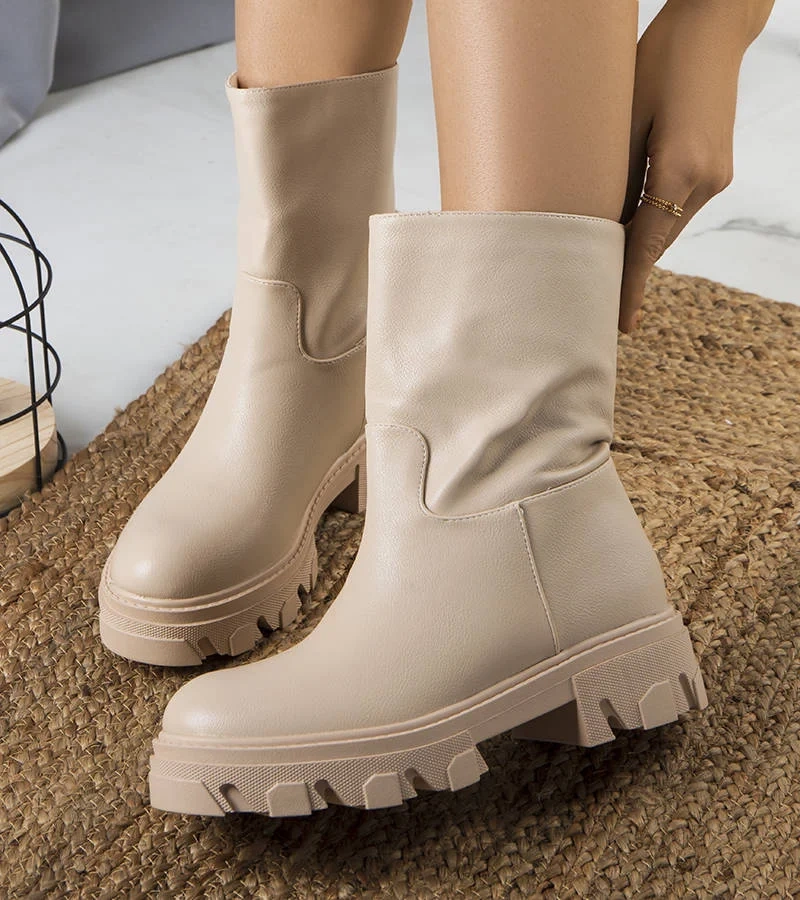 Béžová botki izolovaná Nasidi