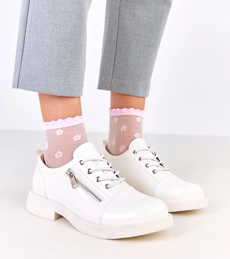 Biele lakované dámske poltopánky Diamante