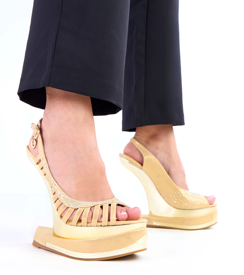 Zlaté sandále s kryštálikmi na futuristickom opätku Kenni