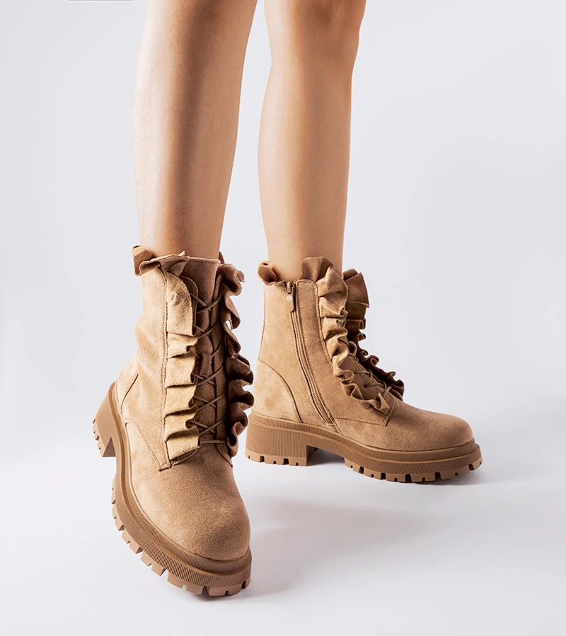 Beige členkové čižmy s volánikmi z ekokože Sterpito