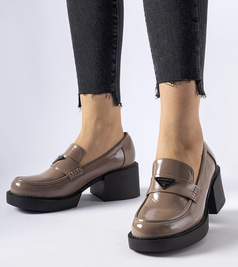 Hnedo lakované lodičky na podpätku Hobbs